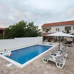 Lantina With Pool Pridraga