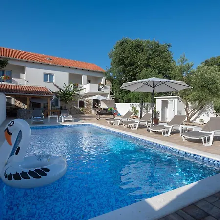 بيت للعطل Lantina With Pool *