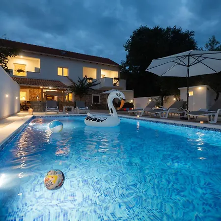 بيت للعطل Lantina With Pool