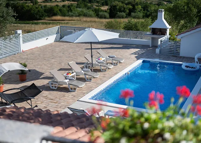 Lantina With Pool Vakantiehuis *