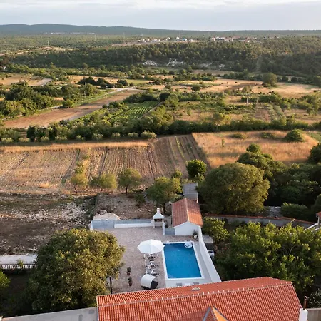 Lantina With Pool Pridraga
