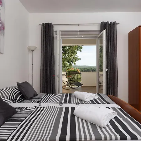 Lantina With Pool Pridraga