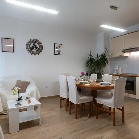 Casa de Férias Lantina With Pool Pridraga