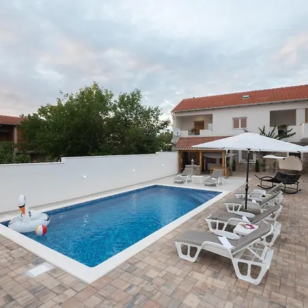 Lantina With Pool Pridraga