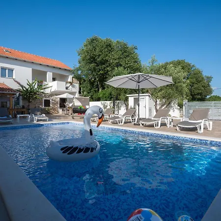 Lantina With Pool Pridraga