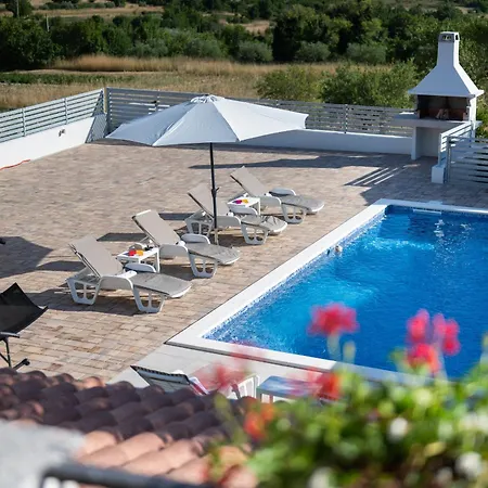 Lantina With Pool Casa de Férias *