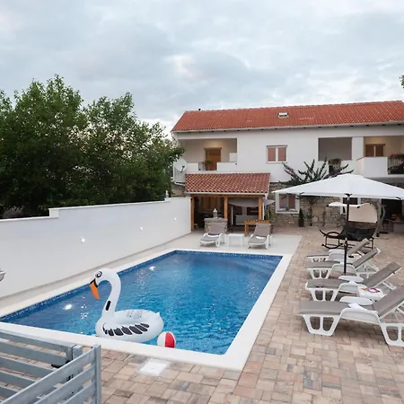 Lantina With Pool