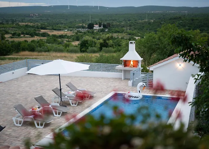 Lantina With Pool بيت للعطل