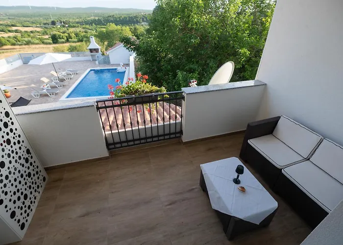 Lantina With Pool Dom wakacyjny Pridraga