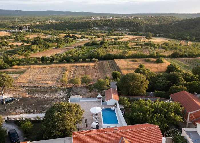 Lantina With Pool Pridraga