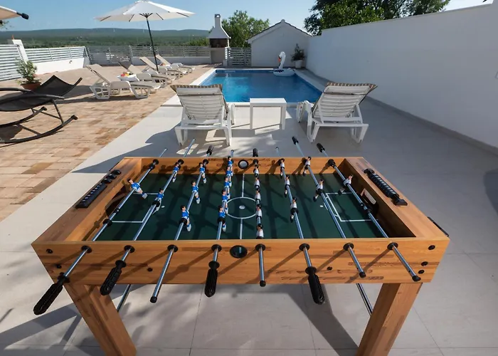 Lantina With Pool Pridraga
