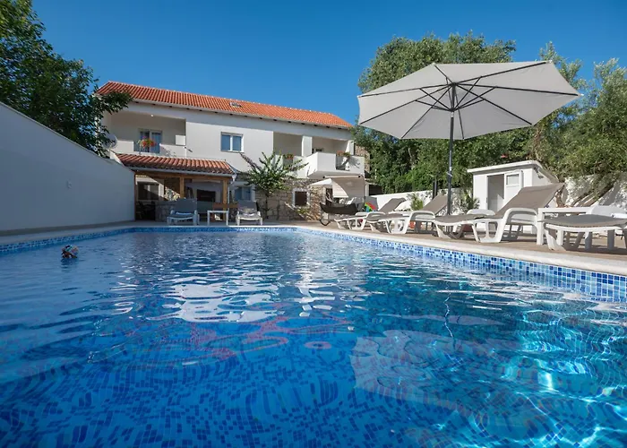 Lantina With Pool بيت للعطل Pridraga
