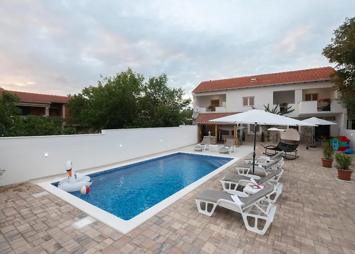 Lantina With Pool Pridraga