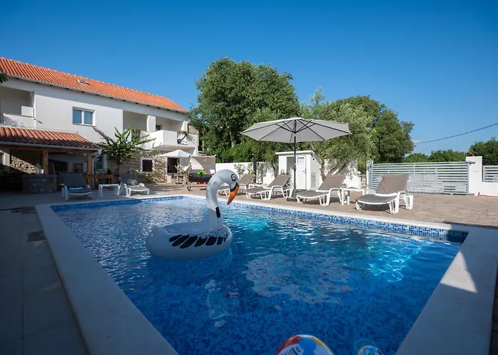 Lantina With Pool Pridraga