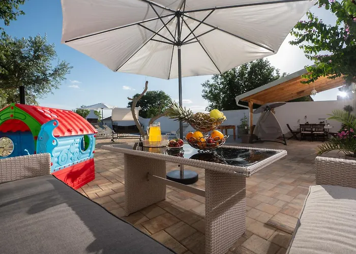 Lantina With Pool بيت للعطل *